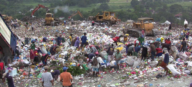 Garbage pickers in Payatas, Philippines. Photo by Kounosu