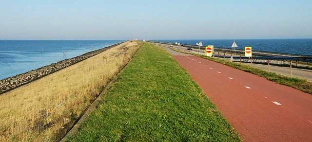 Driving along a Dutch dike. Photo by David Evers