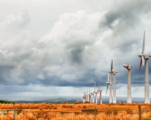 High interest rates energy transition_broken wind turbine