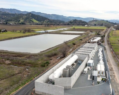 The facility uses lithium-ion batteries and a reinforced-steel tank for liquid hydrogen that runs a bank of hydrogen fuel cells.