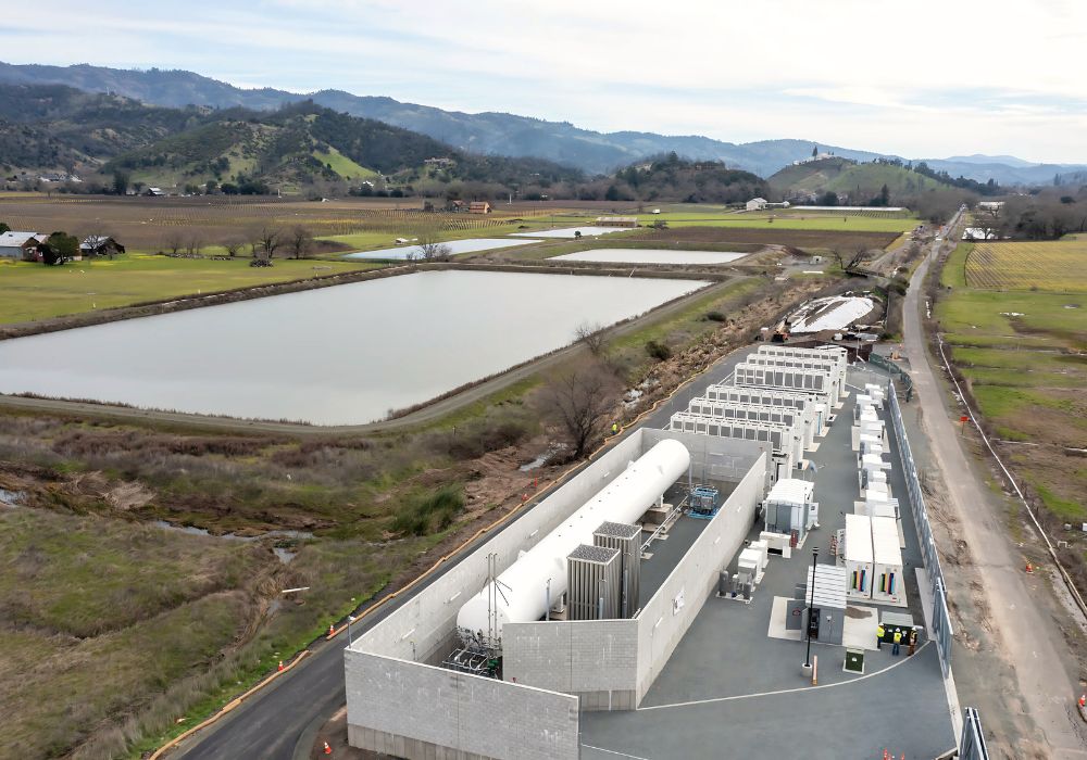 The facility uses lithium-ion batteries and a reinforced-steel tank for liquid hydrogen that runs a bank of hydrogen fuel cells.